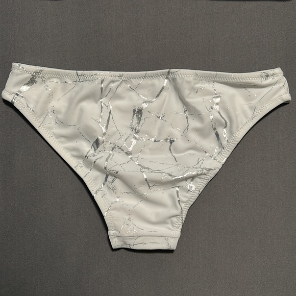 Woman’s 2 piece bathing suit - Picture 3 of 7